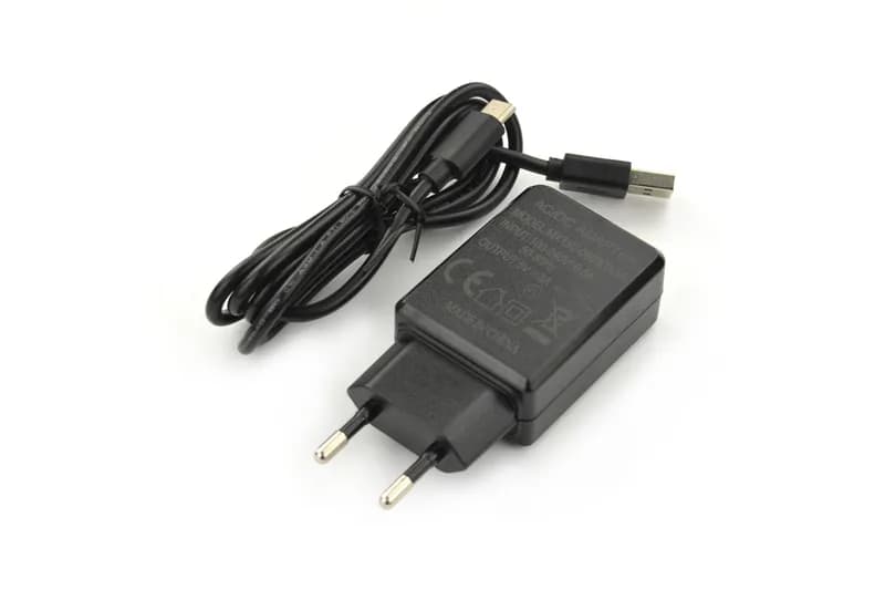 Обеспечьте питание вашего Raspberry Pi с помощью надежного адаптера 5 В при 3 А!