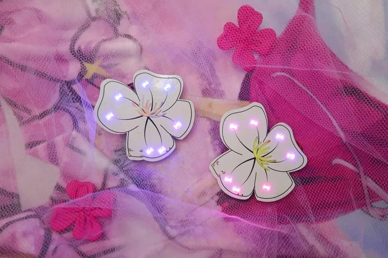 Kittys Flower - Броши, носимые с Bluetooth